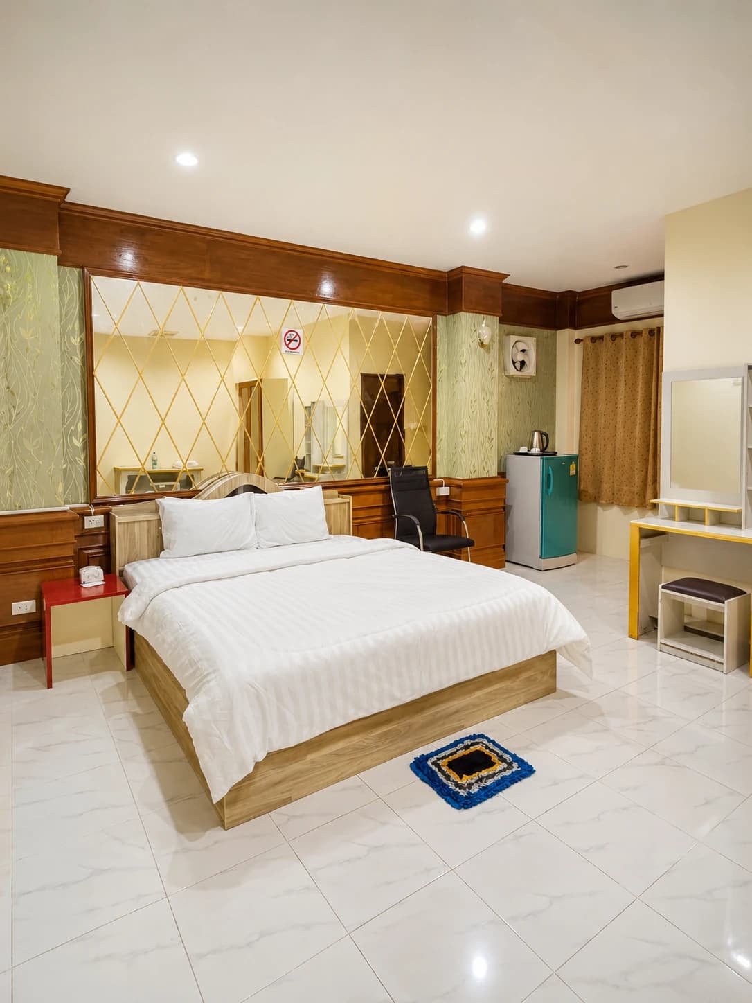 Standard Twin Room view 9